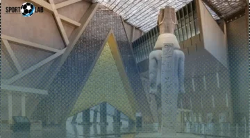 عماد متعب يحيي افتتاح المتحف المصري الكبير بالزي الفرعوني ويؤكد: “جاءت بلادي ثم جاء التاريخ”